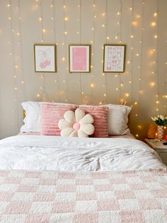 Preppy Room Aesthetic Pink, Room Ideas For Preppy, Pink Girl Room Aesthetic, Bedroom Inspirations Coquette, Dorm Bed Aesthetic, Girls Checkered Bedroom, Checkered Bedroom Aesthetic, Cute Room Ideas Aesthetic Pink Preppy, Checkered Room Ideas