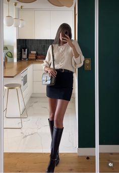 Cream Skirt Outfit, Sweater With Skirt, Skirt Outfit Fall, Skirt And Boots, Winter Mode, Miniskirt Outfits, Looks Street Style