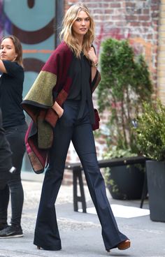 Poncho y campana Stil Boho, Model Street Style, Karlie Kloss, Looks Chic, Dakota Johnson, Fashion Week Street Style, The Model