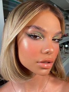 Rhinestone Makeup, Prom Eye Makeup, Dope Makeup, Makijaż Smokey Eye, Green Eyeshadow, Shimmer Eyeshadow, Makeup Eye Looks, Glamour Makeup