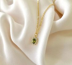 Dainty Peridot Pendant Necklace - August Birthstone - Gold Filled Chain Luxury Peridot Pendant Necklace, Minimalist Accessories Jewellery, Trashy Outfits, Elegant Gloves, Green Stone Necklace, European Jewelry, Minimalist Accessories, Peridot Jewelry, Peridot Pendant