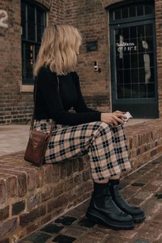 Sarah Mantelin, Dark Academia Fashion Women, Weather Cloudy, Academia Aesthetic Outfit, Autumn Chic, Dark Academia Clothing, Dark Academy