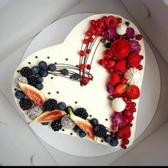 Cake Beautiful Birthday, Cake Decorating With Berries, Foodie Cake Design, Cake Decorating Heart, Berry Cake Design, Cake Heart Design, Heart Cake Designs Birthday, Heart Cake Ideas, Berry Torte