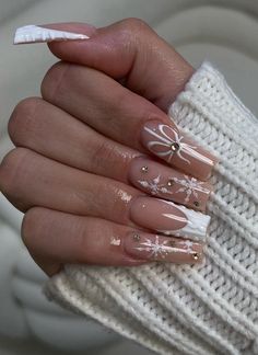 Christmas Nails White And Gold, Nails With White Base, Y2k Christmas Nails, Nail Noel, Christmas Nails 2023, Nails With White, Her Nails