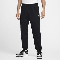 A vintage staple gets reborn in the Nike "Made in the USA" Pants. They're crafted from incredibly soft, heavyweight fleece and feature some of your favorite details, like stretchy cuffs and a drawcord waistband. And just like some of our original gear, these pants are made in the United States. Usa Pants, Nike Acg, Nike Sports, Fleece Pants, Mens Fleece, Fleece Joggers, Mens Activewear, New Nike, Jogger Pants