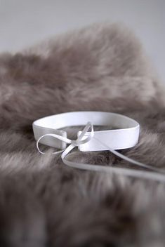 Delicate, soft, cream-white (off white) velvet choker, which can be individually bound with two high-quality Double Face satin ribbons in the neck.Details: circumference velvet ribbon approx. 30 cm, width velvet 1.6 cm, total length of the choker incl. satin approx. 110 cmMaterial: 80% polyamide, 20% polyesterThe jewellery is manufactured in Germany and delivered in an organza bag. Beautiful Jewelry Diamonds, White Choker, Velvet Necklace, Velvet Choker Necklaces, Neck Details, Colourful Wedding, Black Velvet Choker, Choker Dress, Satin Ribbons