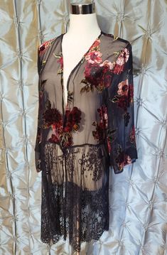 Beautiful black lace and floral roses kimono tunic with wide bell sleeves  Free size fits Sm-Xlg comfortably. In top vintage condition. Kimono Floral, Kimono Vintage, Floral Kimono, Top Vintage, Womens Tunics, Vintage Tops, Tunics, Womens Clothing Tops, Black Lace