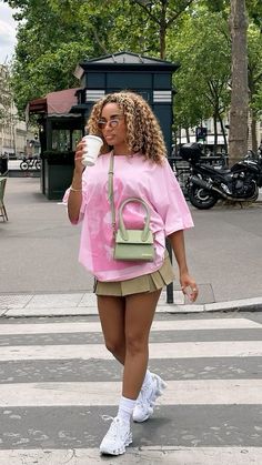 Mini skirt | mini skirt outfit | pink | pink shirt | mona lisa | jacquemus | green bag | oversized shirt | nike | Hoodie And Pleated Skirt Outfit, Khaki Skirt Outfits Black Women, Beige Skirt Outfits, Pink Jersey Outfit, Cargo Maxi Skirt Outfit, Skirt And Oversized Shirt, Beige Mini Skirt Outfit, Cooler Outfits, Khaki Skirt Outfit