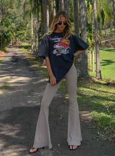 beige flare pants Outfit With Flare Jeans, Fashion Bella, Outfit Photo, Fleece Dress, High Waisted Flares, Yoga Pant