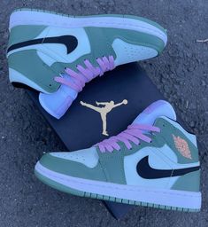 Cute Jordans, Sneaker Heads, Nike Shoes Women Fashion, Air Nike, Custom Shoes Diy, Nike Gear, Nike Shoes Girls, Preppy Shoes, Black Nike Shoes