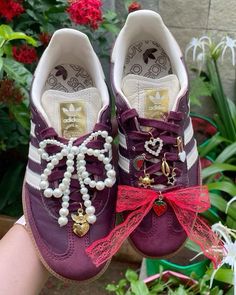 Shoes Charms, Unique Clothes, Mode Shoes, Diy Sneakers, Dr Shoes, Shoes Unique, Pretty Shoes Sneakers