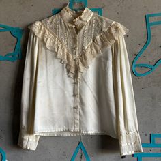 Vintage 1970s Gunnies Gunne Sax By Jessica Mcclintok Lace Ruffle Button Up Victorian Bohemian Blouse Cream Size S Gently Worn Vintage Lace Ruffle Detailing Button Front Minor Staining, *See Photos* Size/Fit: **Labeled As A Juniors 9, Please Compare Measurements** Length: 23 7/8 Inches Bust*Armpit To Armpit*: 18.5 Inches Sleeve Length: 23 Inches Shoulder Length: 4 7/8 Inches Care: *Fabric Content & Care Label Pictured* Don’t Just Pile Me On The Floor, Recycle When Done. Edwardian Lace Blouse, Vintage Lace Collar Button-up Top, Vintage White Blouse For Spring, Vintage Lace Trim Tops, Vintage Button-up Ruffled Blouse, Vintage Cream Blouse With Ruffles, Vintage Button-up Blouse With Ruffles, Vintage Button-up Blouse For Fall, Vintage Cream Blouse