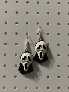 Ghostface scream movie earrings  Perfect for halloween!  * These earrings make a perfect gift for friends or loved ones or even yourself!  All of my jewelry is hand made and packaged with care and comes with extra gifts inside!  Orders are shipped very quickly!  :) Scream Hoodie, Scream Poster, Scream Shirt, Opalite Jewelry, Scream Mask, Ghostface Scream, Cri Cri, Scream Movie, Ghost Face