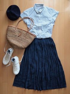 Stripped Skirt Outfits, Accordion Skirt Outfit, Blue Skirt Outfit Ideas, Blue Skirt Outfit, Skirt Sneakers, Ami Mizuno, Accordion Skirt, Skirt Outfit Ideas, Blue Shirts