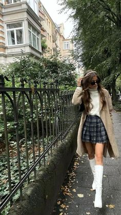 Outfits With French Hat, Stolckom Style, A Day In Paris Outfit, London Outfits, Venus Sign, Library Girl, Paris Ootd, Rok Outfit