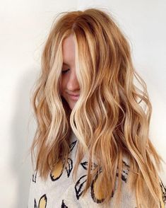 Long Strawberry Hair with Money Pieces Strawberry Blonde Shoulder Length Hair, Strawberry Blonde With Money Piece, Natural Strawberry Blonde Hair, Dark Strawberry Blonde Hair, Reddish Blonde Hair, Red Hair With Blonde Highlights, Dark Strawberry Blonde