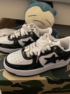 Bape Shoes, Dr Shoes, Trendy Shoes Sneakers, Nike Shoes Girls, Afrikaanse Mode, Pretty Shoes Sneakers, Shoe Wishlist, Cute Nike Shoes, Hype Shoes