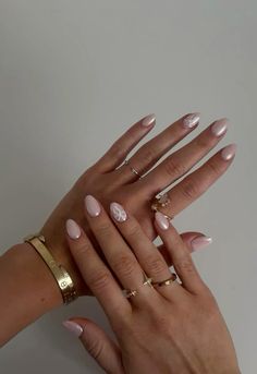 Bow aesthetic with glazed donut nails. Cute little bows. Nail ideas. @juliabelzaa on IG Neutral But Cute Nails, Subtle Bow Nails, Tiny Bow On Nails, December Acrylic Nails Short, Light Pink With Bow Nails, Neutral Nails Holiday, Winter Nail Inspo Short Almond, Neutral Nails Aesthetic, Unique Nail Designs Winter