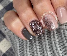 Neutral Winter Nails Dip, New Year’s Eve Nails Dip Powder, Gray Nails With Gold Glitter, Sparkly Winter Nails 2022, New Year’s Eve Nails 2022, Hair Skin Nails, Cute Gel Nails