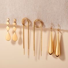 Get ready to make a statement with the Hartley Earrings! These gold linear drop earrings are perfect for everyday wear. With their eye-catching design, they are sure to turn heads and elevate any outfit. Available in 14k gold vermeil brass Length: 2 1/2" Width: 11mm Stainless steel hinge lever-back SKU: BYE1190 Tennis Jewelry, Drop Design, Steel Post, Funky Jewelry, Monogram Initials, Unique Earrings, Turquoise Jewelry, Birthstone Jewelry, Link Chain