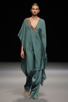 Marcos Luengo - Pasarela Dress Over Pants, Paris Chic, فستان سهرة, Maxi Robes, Hijab Fashion, Evening Wear, Green Dress