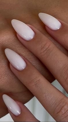 It Girl Nails Aesthetic, Badem Nokti, Coconut Milk Nails, American White Nails, Almond White Nails Design, Almond Nails White Design, Nails Soft White, Almond White Nails, White Nails Almond