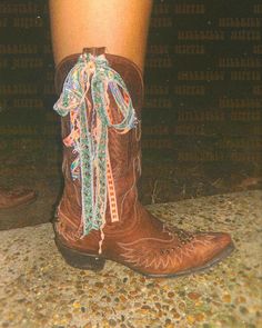 Western Outfit Inspiration, Bell Bottom Country, Cowgirl Boots Brown, Ribbon Aesthetic, Cowboy Hat Band, Coquette Cowgirl, Charlie 1 Horse Hat, Brown Cowgirl Boots, Rodeo Outfit