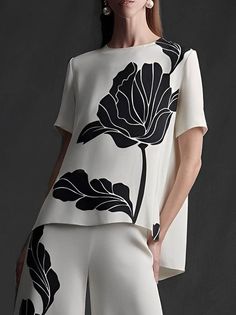 Fashion Black And White, Dress Idea, Printed Saree, Painted Clothes, Floral Short, Elegant Fashion, Fashion Online Shop, Short Sleeve Shirt, Sleeve Shirt