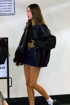 Heily Bieber Outfits, Hailey Bieber Concert, Low Waisted Skirt, Camila Morrone, Cool Girl Style, Uni Outfits, Outfit 90s, City Outfits, Jacket Fits