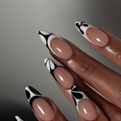 Abstract Oval Nails, Nail Inspiration Black And White, Nail Art On Black Women, Black And White Almond Nails Design, Black Oval Nails Design, Nail Inspo Trendy 2024, Linework Nails, Fun Black Nails, Almond Shape Nails Designs