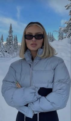 Snow Poses For Instagram, Blonde Latina, Photo Ski, Ski Fits, Snow Fits, Swiss Ski, Snow Photoshoot