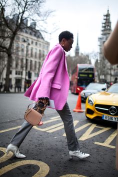 Street style at London Fashion Week fall 2017. Clothes For Women In 20's, Casual Office Fashion, Tennis Shoes Outfit, Athleisure Trend, Young Professional, Spring Outfits Women, New Clothes, Fall Fashion Trends