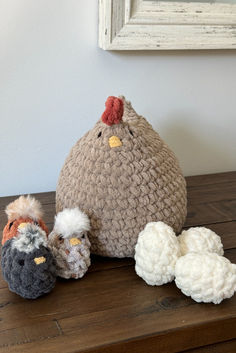 Hand holding a large crochet chicken in a nest. Chicken Crochet Pattern, Crochet Snail, Chicken Crochet, Mama And Mini, Crochet Chicken, Crochet Animals Free Patterns, Cozy Nest, Crochet Animal Patterns