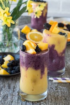 smoothie de mango y monaa with blueberries, oranges and kiwi