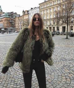 Hiking Attire, Pretty Winter Outfits, Fur Coat Outfit, Mode Shoes, Green Fur, Coat Outfit, 가을 패션, Mode Inspiration, Winter Looks