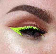 Bold Eyeliner Looks, Looks For Summer, Bold Eyeliner, Yellow Makeup, Neon Makeup, Bright Makeup, Instagram Makeup, Eyeliner Looks, Make Up Looks