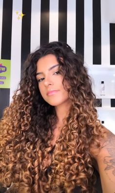 Dyed Curly Hair Ideas Colour Blond, Balayage Curly Hair Natural Curls, Curly Hair Ombre, Ombre Curly Hair, Curly Afro Hair