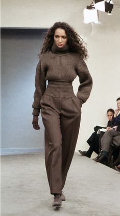 Alaia Runway 90s, 1990s Minimalism Fashion, Alaia Knitwear, 90s Elegant Outfit, Azzedine Alaia 90s, Runway Outfits 90s, Alaia Outfit, Winter 90s Outfits, Classic Outfit Aesthetic