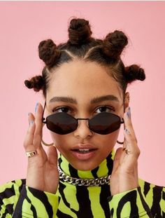 Bantu Knot Hairstyles, Hairstyles Trending, Iconic 90s, 얼굴 드로잉, Make Up Inspiration, Space Buns, Hair Knot, Afro Textured Hair, Bantu Knots