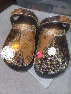 Bedazzled Items, Bedazzled Converse, Bedazzled Stuff, Pearl Sneakers, Bling Crocs, Crocs Ideas, Crystal Products