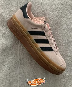 Îndrăgitul model Adidas Gazelle Bold Wonder Quartz 🤎 este disponibili acum online pe oksneakers.ro 🛍️ Updated Closet, Shoes In Style, Sick Shoes, Sneakers Illustration, Adidas Gazelle Bold, Gazelle Bold, Sunglasses Women Designer, Shoe Inspiration, Walk This Way