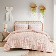 Refresh your bedroom with the elegant style of intelligent design's vera clip jacquard comforter set. This beautiful comforter features fun and playful clip jacquard pompoms all over the face that add dimension to the top of the bed for a lovely look. The matching shams (1 in Twin/TwinXL) also flaunt the delicate design of the comforter to complete the jacquard bedding set. Hypoallergenic polyester filling in the fashionable comforter contains no allergens and is treated to be dustproof. Machine Blush Pink Boho Bedding, Gold And Blush Bedroom Target, Blush Pink And Gold Toddler Bedroom, Pink And Mint Bedding, Elegant Comforter Sets, Elegant Duvet Covers, Jacquard Bedding, Luxe Bedroom, Bedding Stores