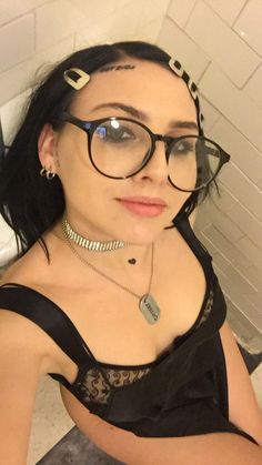 Toopoor Aesthetic, Dirt Girl, Types Of Girls, Goth Grunge, Model Pictures, Green Hair