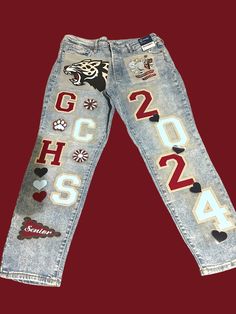 Add originality to your senior year with these stylish, personalized jeans. Spirit Jeans Ideas Homecoming, Senior Hoco Jeans Ideas, School Spirit Jeans Ideas, Homecoming Pants Ideas Sophomore, Hoco Pants Ideas Junior, Hoco Pants Ideas Sophomore, Cheer Overalls, Homecoming Pants Decorated, Spirit Week Jeans