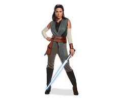 The Last Jedi is a heroine that any woman or girl would be honored to emulate. This Star Wars Episode Viii: The Last Jedi deluxe Rey costume lets you look just like the newest beloved icon from the Star Wars franchise. With this costume every person you meet will ask when you are planning to beat Ben Solo and how the Jedi training is going. Star Wars Outfit, Disfraz Star Wars, Rey Costume, Star Wars Halloween Costumes, Jedi Costume, Costume Carnaval, Star Wars Halloween, The Last Jedi, Star Wars Outfits