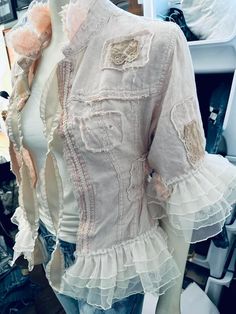 Remake Clothes, Shirt Makeover, Boho Chic Accessories, Shabby Chic Clothes, Embellished Denim Jacket, Upcycle Clothes Diy, Embellished Clothing, Blue Jeans Crafts, Upcycle Shirt