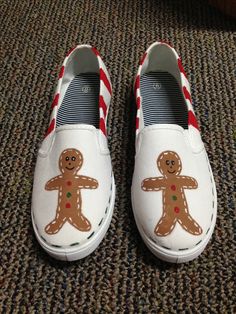 Christmas Shoes Painted, Diy Christmas Shoes, Painted Crocs, Shoe Painting Ideas, Ugly Christmas Outfit