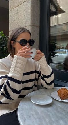 Normcore Outfits, Striped Sweater Outfit, Poses Women, Nashville Outfits, Mode Inspiration, Ethical Fashion, Scandinavian Style