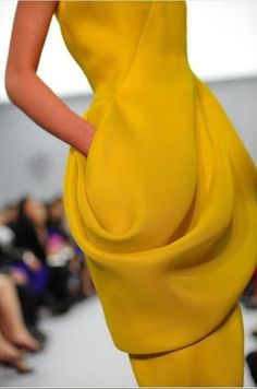 The epitome of beautiful cutting and draping of a fabric Dior Haute Couture, فستان سهرة, Mode Inspiration, Fashion Details, Yellow Dress, Couture Fashion, Look Fashion, Beautiful Outfits, Evening Wear