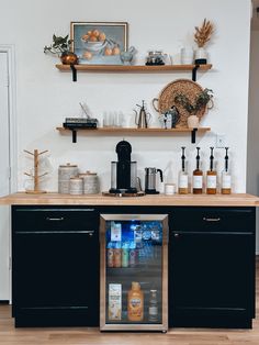 Nespresso coffee bar with syrups and decorations Coffee Bar Ideas For Work, Glam Coffee Bar, Coffee Bar In Kitchen, Coffee Bar Ideas Kitchen, Bar In Kitchen, Coffee Bar Ideas Kitchen Counter, Office Coffee Bar, Soda Bar, Coin Café